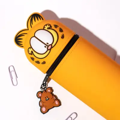 Figurine garfield pencil case